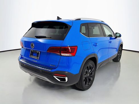 Used 2023 Volkswagen Taos SE w/ Panoramic Sunroof Package AWD/4WD image 7