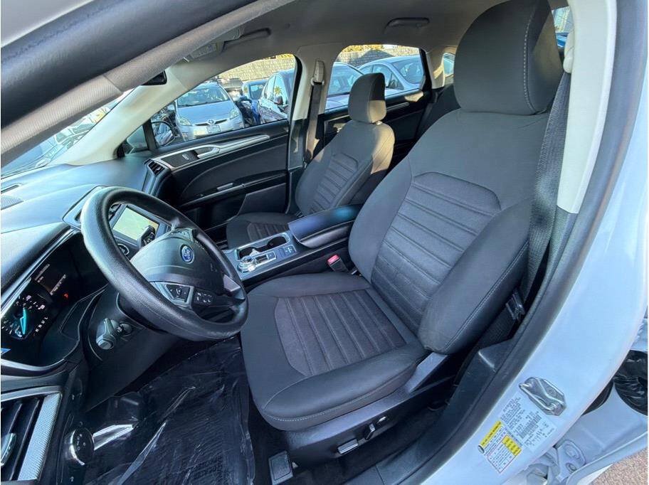 Used 2020 Ford Fusion SE FWD image 14