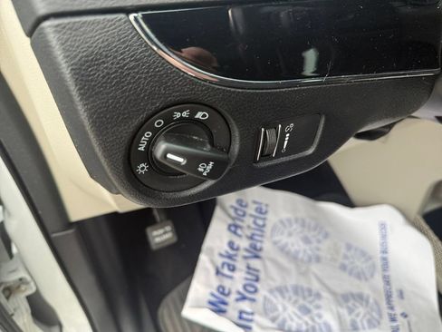 Used 2019 Dodge Grand Caravan SXT FWD image 17