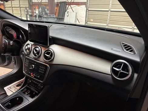 Used 2016 Mercedes-Benz GLA 250 image 32