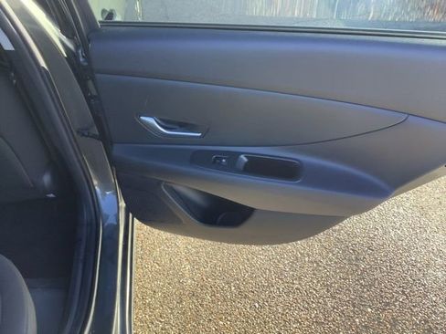 Certified 2025 Hyundai Elantra SE w/ Cargo Package image 11