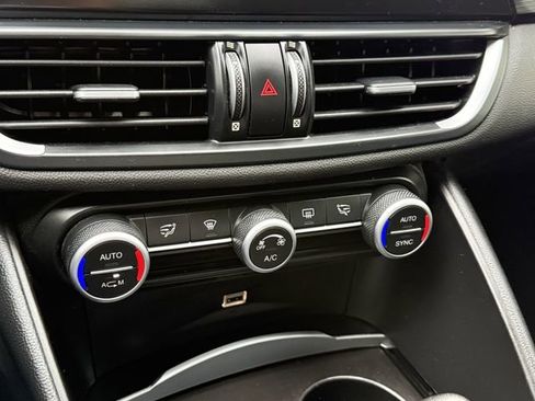 Used 2018 Alfa Romeo Giulia Base image 23