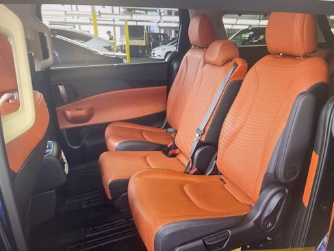 Used 2026 Kia Carnival EX image 12