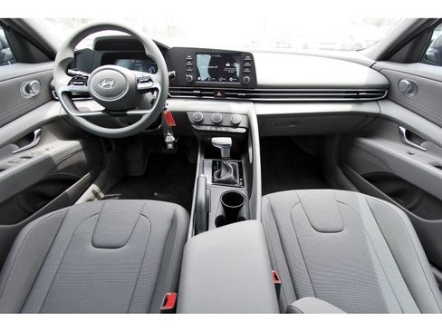 Certified 2026 Hyundai Elantra SE FWD image 10