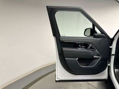 Used 2023 Land Rover Range Rover SE image 9