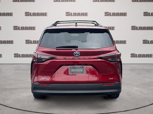 Used 2025 Toyota Sienna XLE w/ XLE Plus Package AWD/4WD image 4