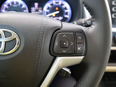 Used 2016 Toyota Highlander XLE image 11