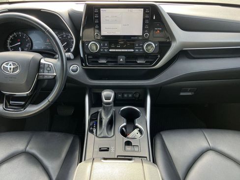Used 2021 Toyota Highlander XLE image 17