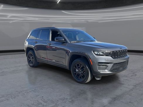 Used 2025 Jeep Grand Cherokee Altitude AWD/4WD image 2