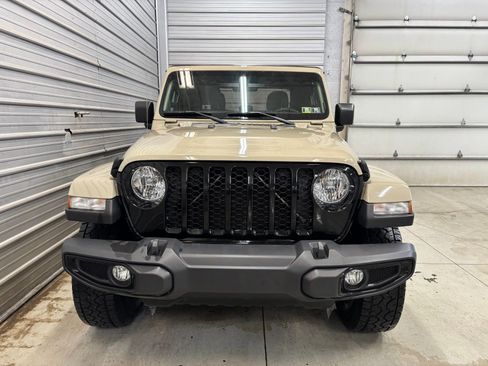 Used 2022 Jeep Gladiator Sport AWD/4WD image 2