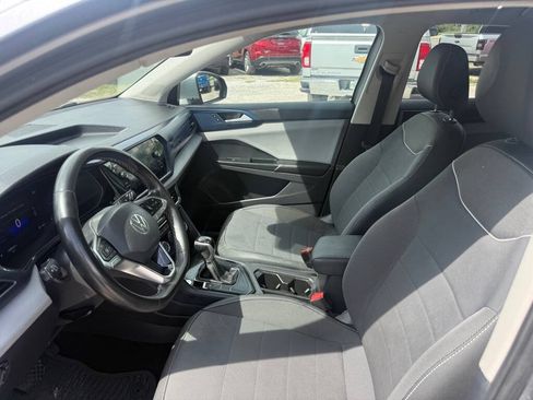 Used 2023 Volkswagen Taos SE w/ Panoramic Sunroof Package FWD image 9