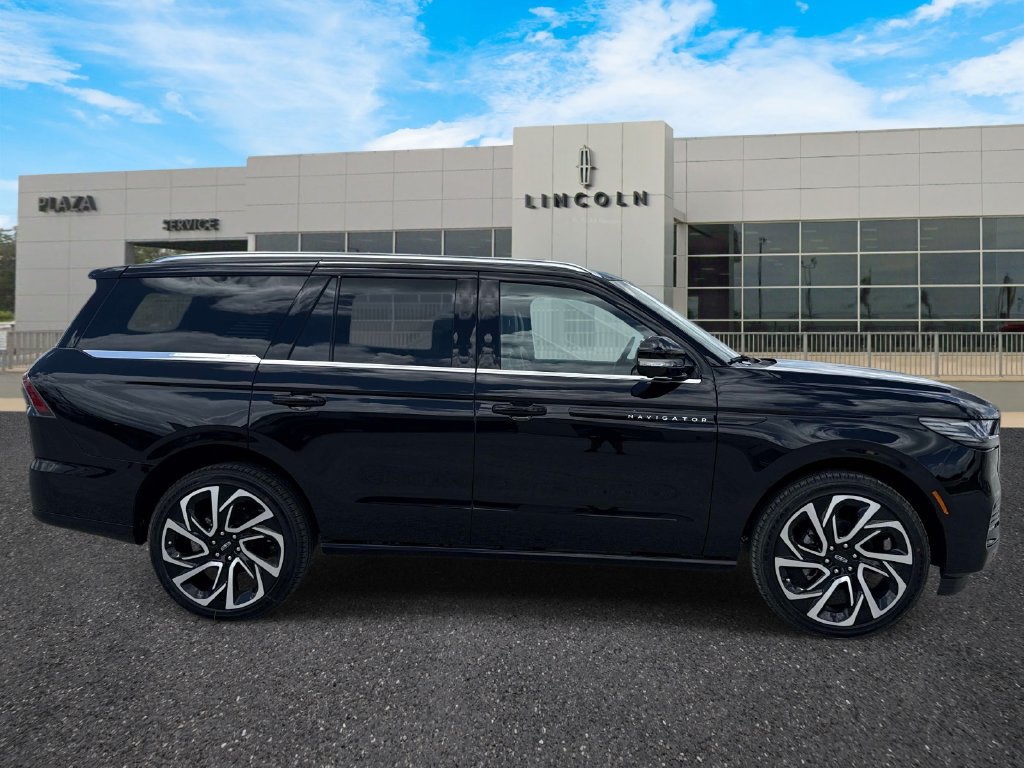 New 2026 Lincoln Navigator Black Label AWD/4WD image 2