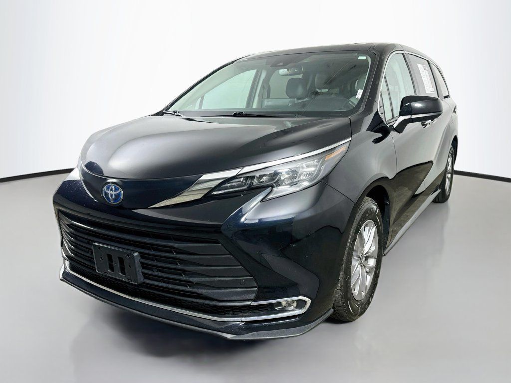 Used 2024 Toyota Sienna XLE FWD image 3