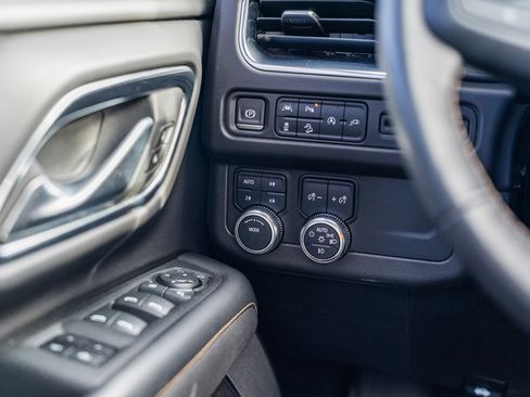 Used 2022 GMC Yukon XL AT4 image 25