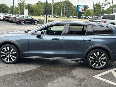 Used 2022 Volvo V60 T5 Cross Country AWD/4WD image 3