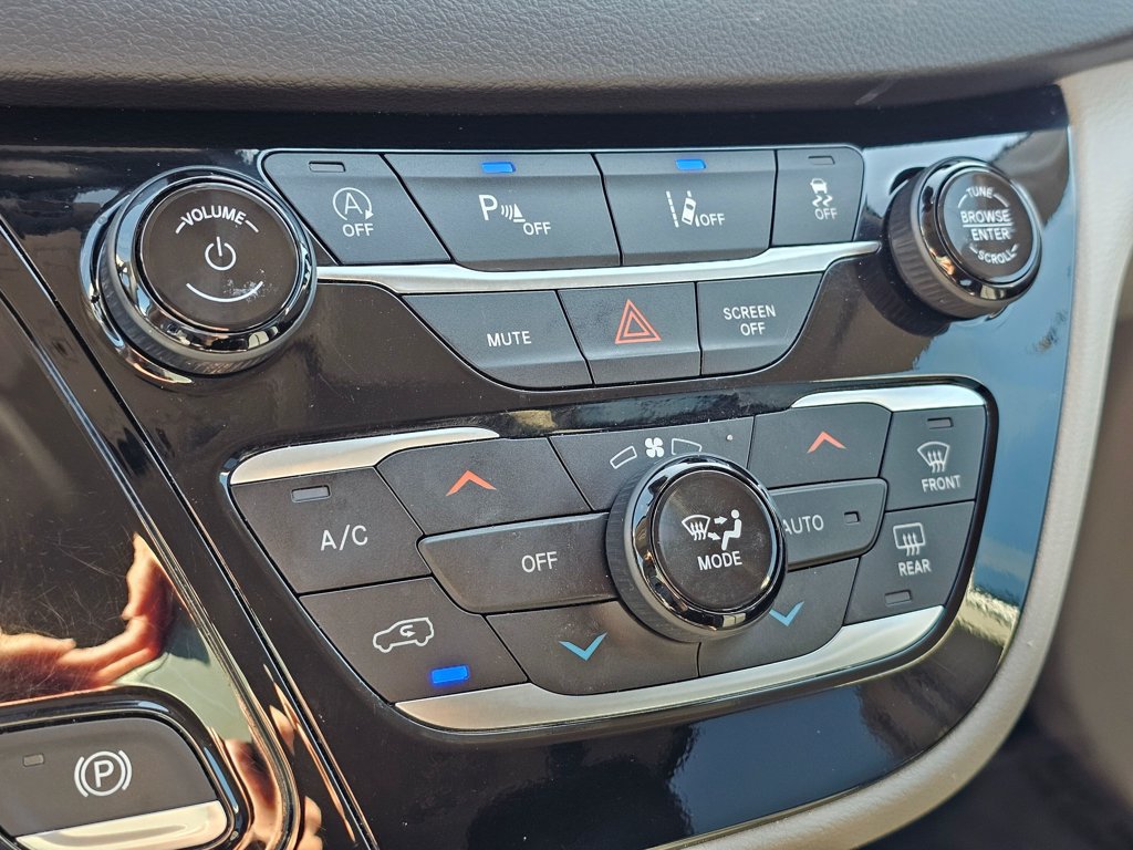 Used 2024 Chrysler Pacifica Touring-L FWD image 33