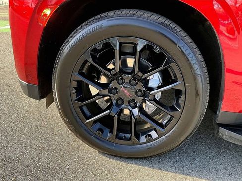 Used 2023 GMC Yukon Denali w/ Advanced Technology Package image 12