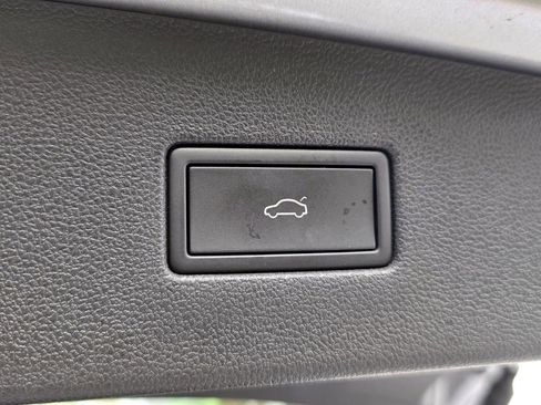 Certified 2022 Volkswagen Tiguan SE image 32