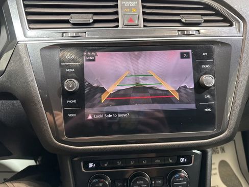Used 2018 Volkswagen Tiguan SE image 27