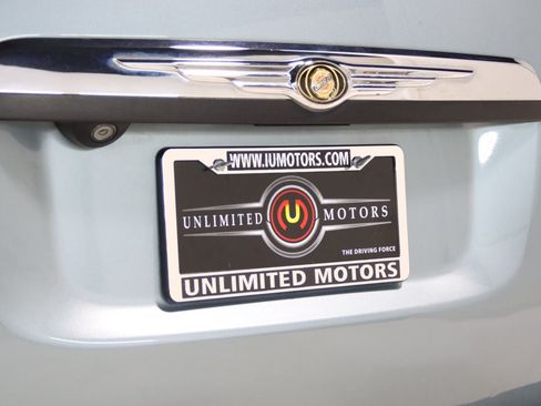 Used 2010 Chrysler Town & Country Touring Plus w/ Premium Group FWD image 11