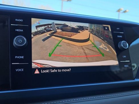 Used 2024 Volkswagen Taos SE image 23