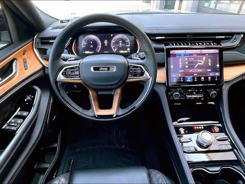 Used 2025 Jeep Grand Cherokee L Summit AWD/4WD image 5