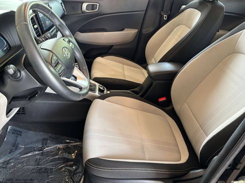 Used 2025 Hyundai Venue SEL FWD image 25