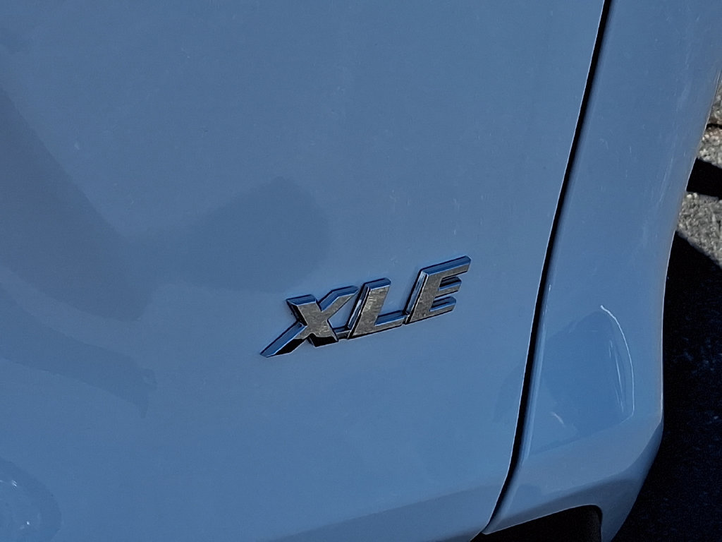 Used 2025 Toyota RAV4 XLE FWD image 32