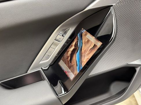 Used 2025 BMW i7 eDrive50 w/ Premium Package image 24