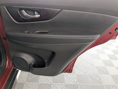 Used 2018 Nissan Rogue SL image 32