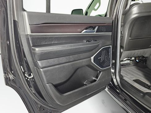 Used 2022 Jeep Wagoneer Series I AWD/4WD image 33