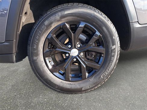 Certified 2023 Jeep Grand Cherokee L Limited image 33