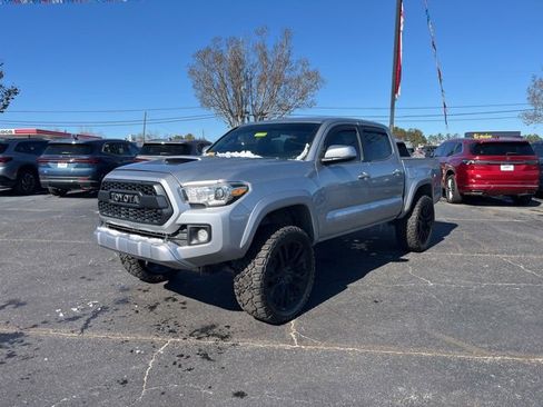 Used 2017 Toyota Tacoma TRD Sport w/ Tow Package (A/T) image 32