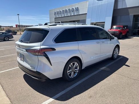 Used 2023 Toyota Sienna Platinum image 3