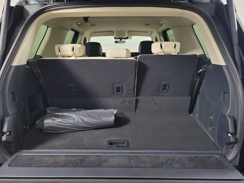 New 2027 Lincoln Navigator Premiere RWD image 7