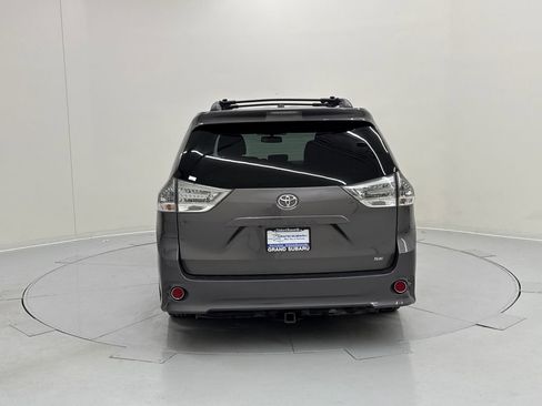 Used 2017 Toyota Sienna SE Premium image 4