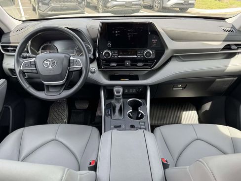 Used 2023 Toyota Highlander XLE FWD image 2