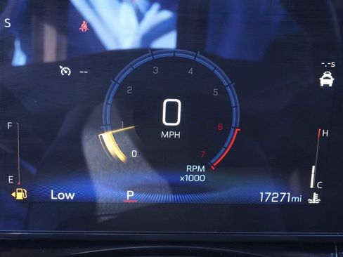 Used 2025 Chevrolet Trax RS w/ Sunroof Package FWD image 21