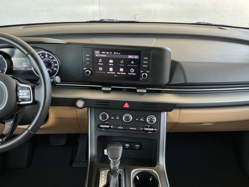 Used 2022 Kia Carnival LX image 9
