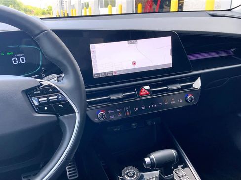 Used 2023 Kia Niro SX Touring image 7