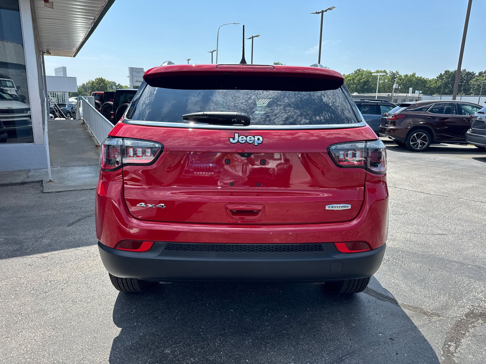 Used 2024 Jeep Compass Latitude AWD/4WD image 4