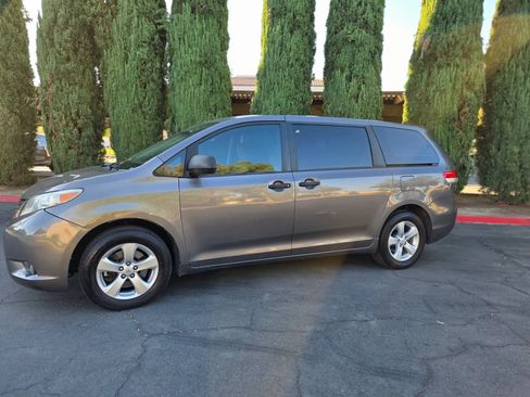 Used 2013 Toyota Sienna L w/ Towing Pkg FWD image 3