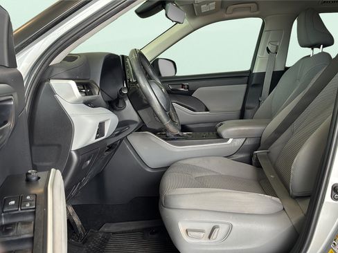 Used 2022 Toyota Highlander LE FWD image 22