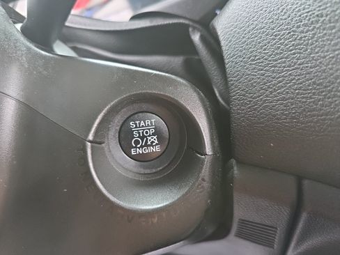 Used 2019 Jeep Renegade Latitude FWD image 21