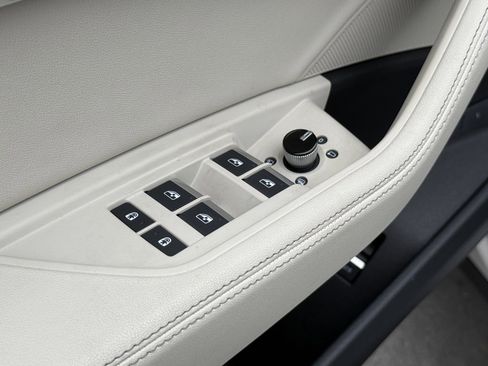 Used 2022 Audi e-tron Premium image 18