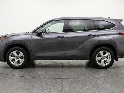 Used 2025 Toyota Highlander LE FWD image 5