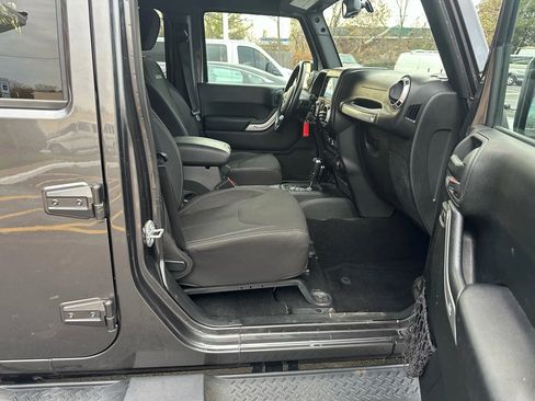 Used 2017 Jeep Wrangler Unlimited Sahara w/ Connectivity Group AWD/4WD image 30