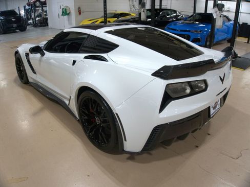 Used 2015 Chevrolet Corvette Z06 w/ 3LZ Preferred Equipment Group image 3