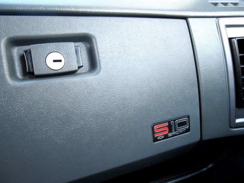 Used 1991 Chevrolet S10 Pickup 4WD 2-Door image 50