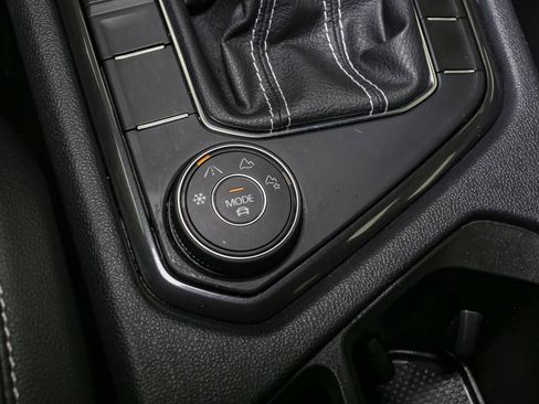 Used 2022 Volkswagen Tiguan SE image 38